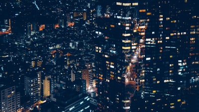 城市建筑在夜间的航空摄影
